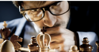 Échiquier avec un homme concentré, symbolisant la stratégie mentale et la concentration, illustrant le rôle des nootropiques dans l'amélioration cognitive.
