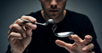 Une illustration explicite d'un complexe nootropique sous forme de supplément, mettant en avant la concentration et la transformation de la productivité.
