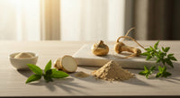 Poudre de maca bio avec racines et feuilles vertes, idéale pour améliorer les performances sportives avant l'entraînement.