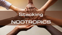 Légende alternative en français : Illustration de plusieurs mains de différentes origines se rejoignant pour symboliser la collaboration et l'optimisation des fonctions cognitives via le stacking nootropique.