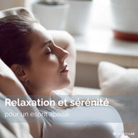 Femme détendue profitant d'un moment de relaxation