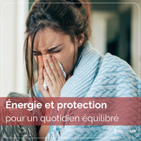 Femme malade se mouchant avec mouchoir blanc