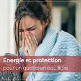 Femme malade se mouchant avec mouchoir blanc